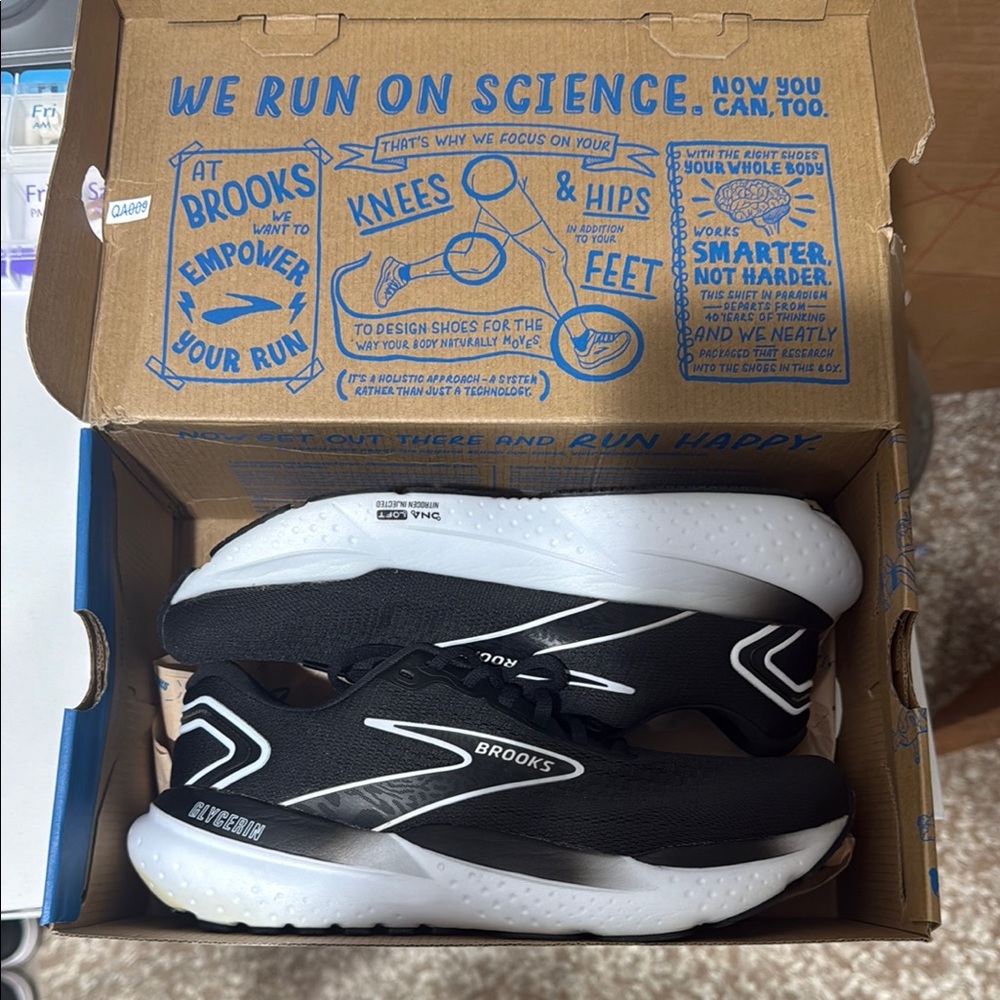 Brooks Dynamic Black and White Athletic Shoes